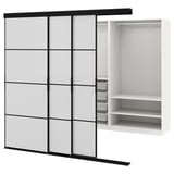 Moderne hvid og sort opbevaringsenhed med matterede glaspaneler, skydedøre og metalbeslag.