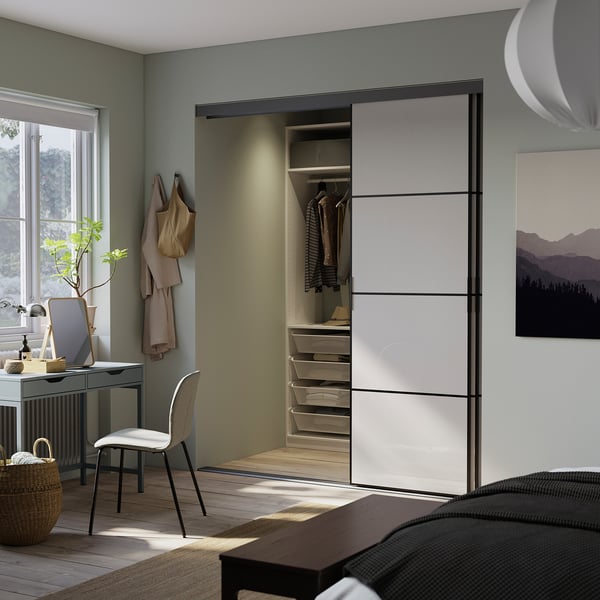 Moderne soveværelse med SKYTTA skab, lyspaneler, slankt design. Rummeligt skab, skrivebord og sidevindueslys.