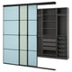 Moderne garderobe med skydedøre i matteret glas åbnes, der viser indvendige hylder og arrangører. Mørkegrå farve, slankt design.