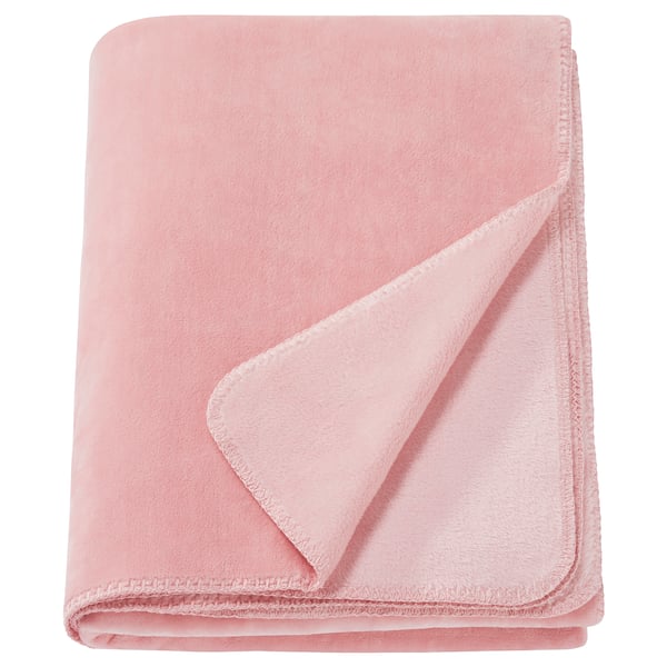Et lyserødt SLÅNGRÅMAL-tæppe, firkantet, lavet af blødt genanvendt polyester.