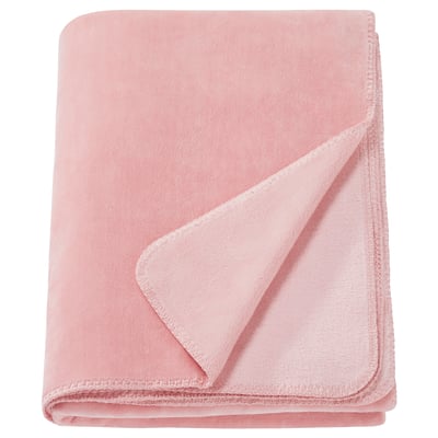 Et lyserødt SLÅNGRÅMAL-tæppe, firkantet, lavet af blødt genanvendt polyester.