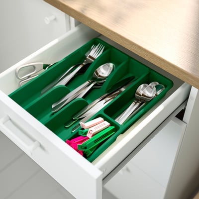 En grøn SMÄCKER bestikbakke i plastik med seks rum til organisering af køkkenredskaber.