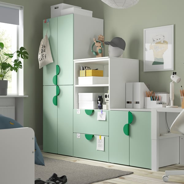 SMÅSTAD garderobe i hjørne, skrivebord, hyggelig seng, stort vindue, pænt værelse.