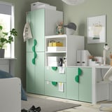 SMÅSTAD garderobe i hjørne, skrivebord, hyggelig seng, stort vindue, pænt værelse.