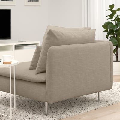 En beige polstret modulsofa med et sidebord, der viser et dybt, behageligt sæde og et rent, moderne design.