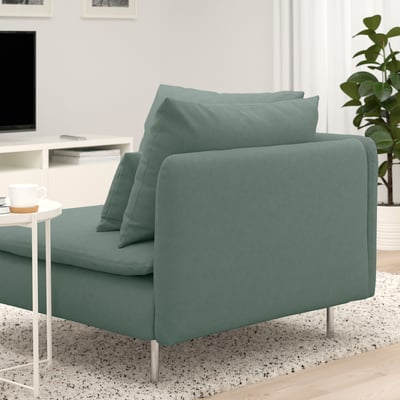 Moderne blågrøn sofa med slanke metalben, plyspuder, perfekt til afslappede, dybe siddepladser.
