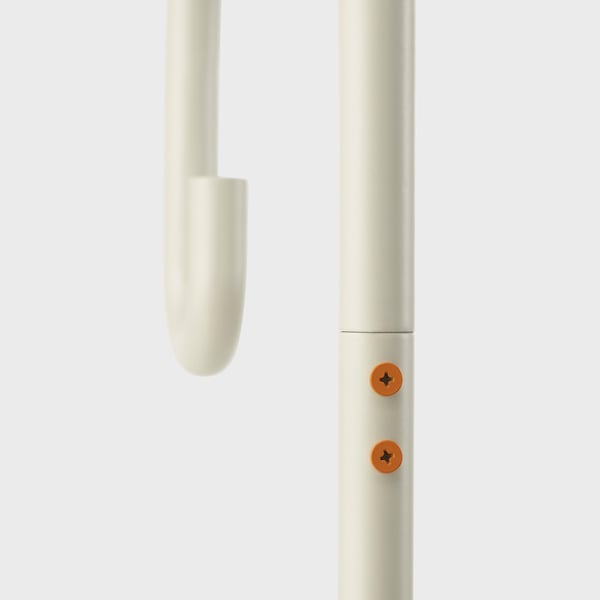 Hvide solcellelamper robust bygget med orange skruer, fremstår robust og holdbar.