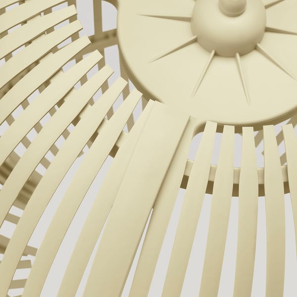 Moderne pendel med indviklet beige plastdesign, der udsender varm, indbydende glød.
