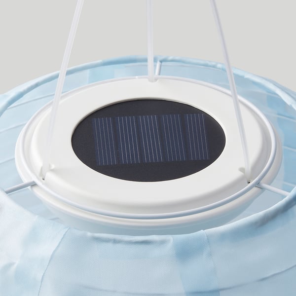 Solcelledrevet lampe med lyseblå skærm, cirkulært design og hvid støttestruktur, der viser kvalitetsmaterialer.