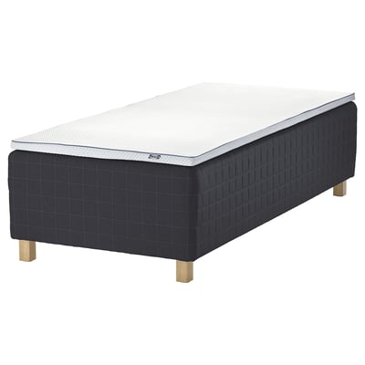 Sort IKEA STAVANGER seng med hvid madras, træben. Moderne quiltet design.