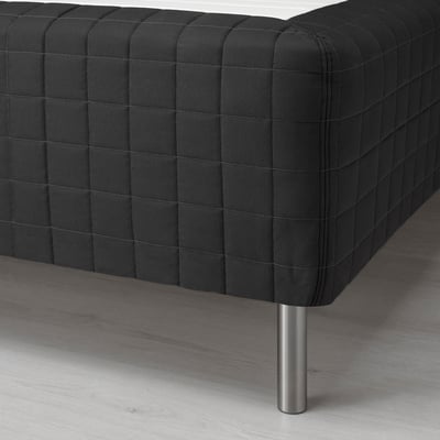 STAVANGER madras i sort med hvid top, rektangulært, quiltet design.