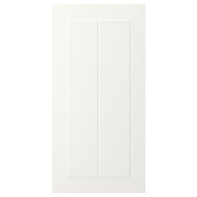 En hvid STENSUND skabslåge med et indrammet, rillet paneldesign. Døren er rektangulær og en lakeret overflade.