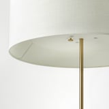 Cylindrisk lampe med messingstativ, elegant tekstilskærm og robust fod. Kvalitetsdesign, fine materialer.