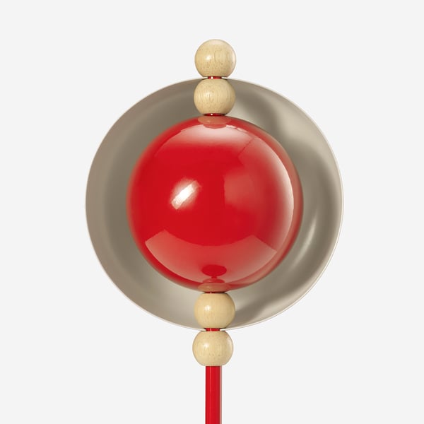 Moderne minimalistisk lampe med rød blank kugle, lyse beige træperler og metallisk ring. Justerbar og stilfuld.