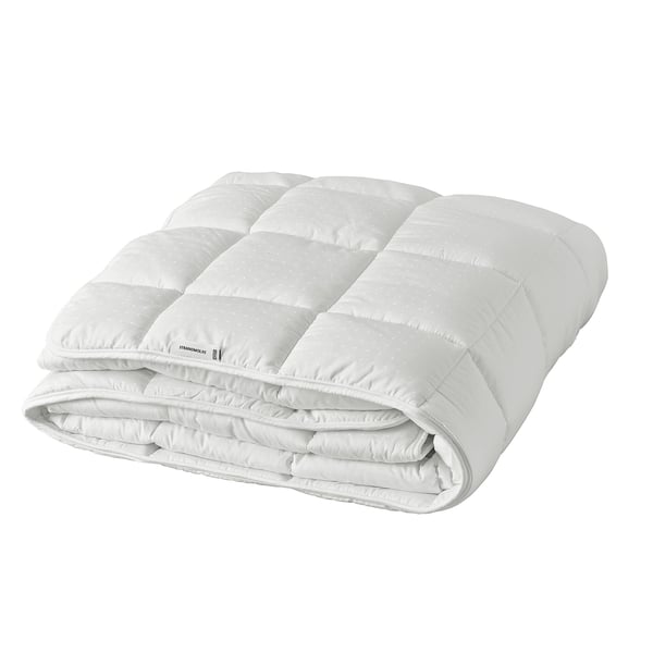 Hvid STRANDMOLKE-dyne med tekstureret dobby-vævning, foldet og blød.
