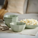 STRIMMIG grønne skåle; Lille, firkantet med rillet design, stablet med poppet majs.
