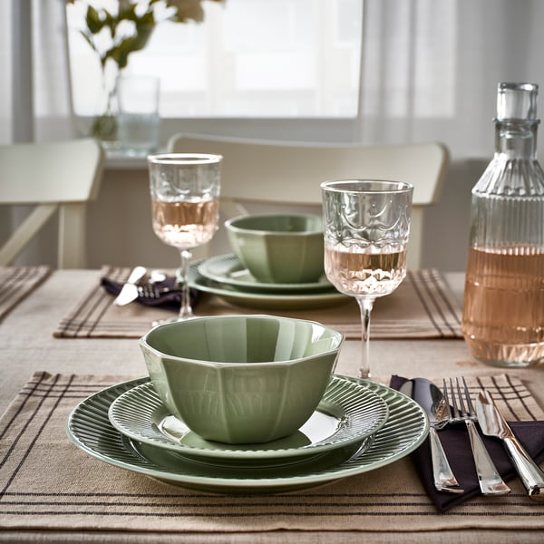 Grønt STRIMMIG porcelænssæt - tallerkener, skåle, glas, karaffel, lys baggrund.