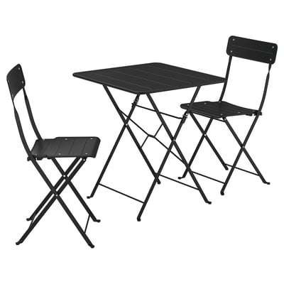 Sort SUNDSÖ sammenklappeligt udendørsbord med 2 stole, metalstel, lamelsæder, ideel til små rum.