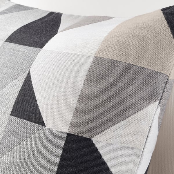 Geometrisk pudebetræk, jacquardvævet, tyk tekstur. Hvide, grå, beige farver. Lynlås detalje.