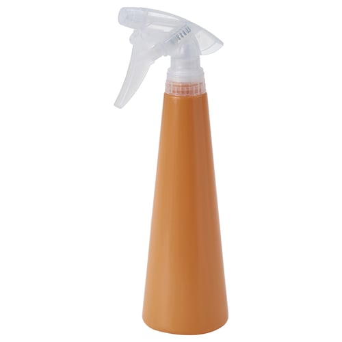 En TOMAT sprayflaske, orange i farven, lavet af plastik, med en klar dyse og en kegleform.