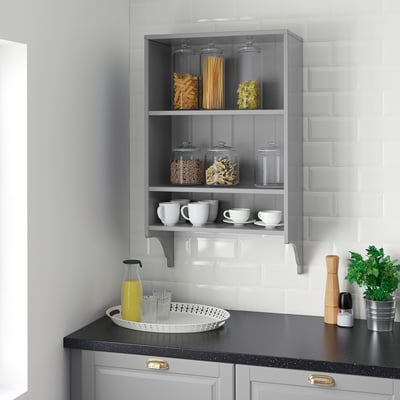 Moderne køkken med grå TORNVIKEN hylde med beholdere, kopper og en krukke. Rent, organiseret look.