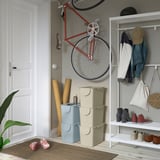 Organiseret indgang med lyseblå/beige TRÖSKNING skraldespande, monteret cykel og opbevaring.