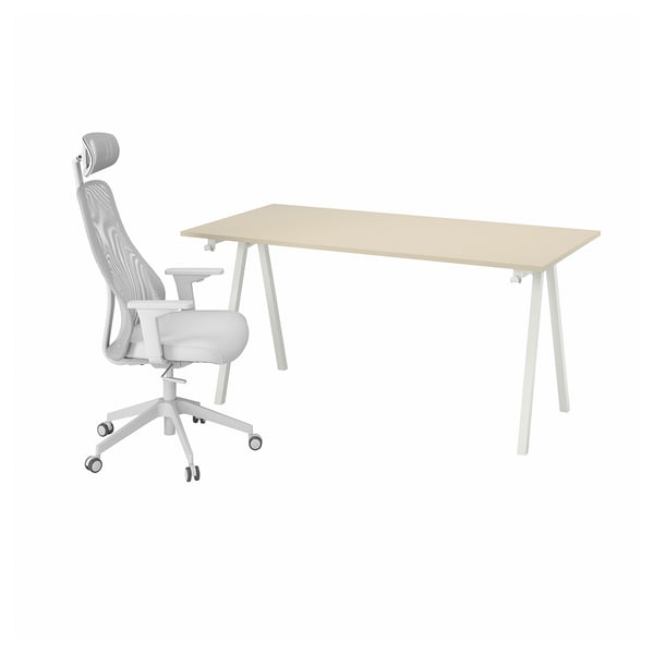 Moderne minimalistisk skrivebord og stol kombination. Lys beige skrivebord, hvid stol med meshryg.