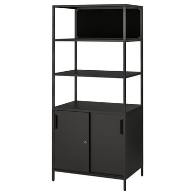 TROTTEN reol i sort metal med lukket skab i bunden, tre åbne hylder over. Moderne, minimalistisk design.