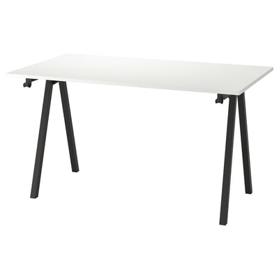 Trottén hvidt skrivebord, sorte metalben. Moderne a-rammedesign, perfekt til små rum.