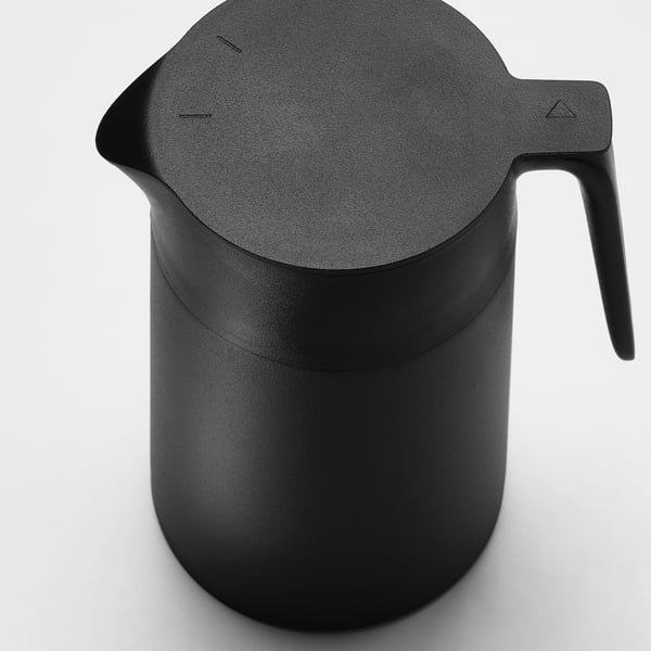 Sort isoleret kolbe med sikkert låg og håndtag, designet til holdbarhed og nem hældning.