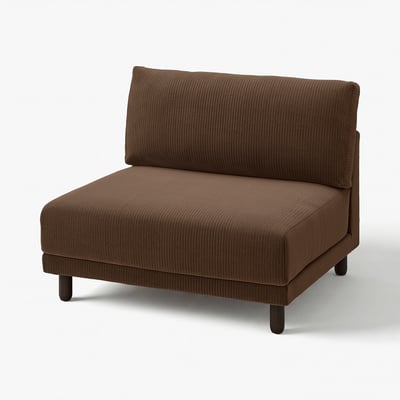 En UPPÅKRA hjørnesofa i brun. Den har et moderne design med tilspidsede ben, og puderne er polstret med genanvendt polyesterstof.