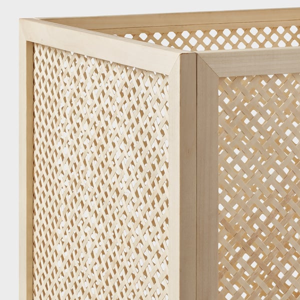 Nærbillede af VÄLTNING kurv, der viser indviklet, tætvævet rørdesign; naturlig beige farve.