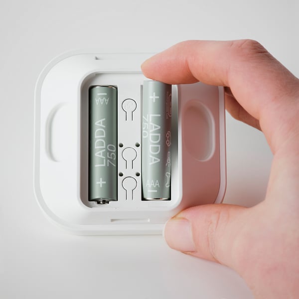 Håndholdende VALLHORN bevægelsessensor med batterier og sensor synlig.