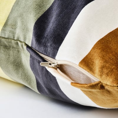 VATTENVÄN pude, stribet guld, hvid, marineblå, grøn, beige, firkantet med lynlås.