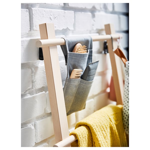 Birkehåndklædestativ, hvid, hængende grå/gule håndklæder, justerbare fødder, sidekroge.