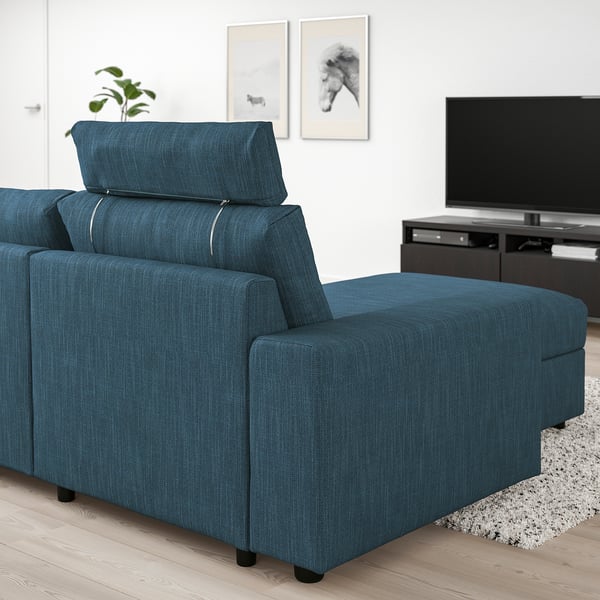 Blå VIMLE sofa med chaiselong, moderne design, hvid væg, stort tv.
