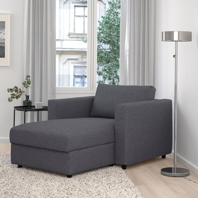 Grå VIMLE sektion i hyggelig stue med stort vindue og gulvlampe, venstrevendt chaiselong.