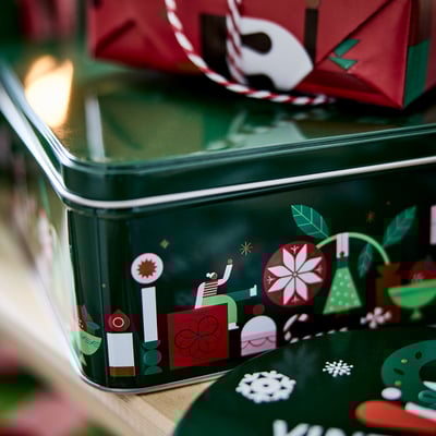 Grøn blikæske med juletema med feriedesign, rektangulær form, lavet af fortinnet stål med en blank finish.