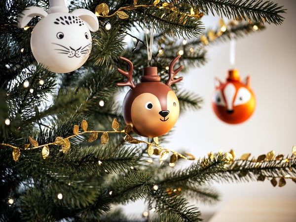 Juletræ pyntet med VINTERFINT-ornamenter : brunt hjortehoved, orange ræv, hvid kat, guldblade, grønne lys.