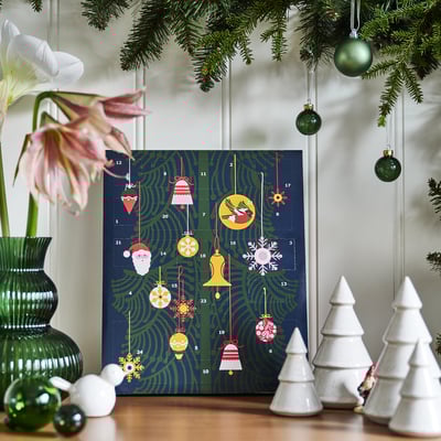 Blå julekalender med julemand, snefnug, klokker og minitræer.