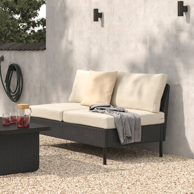 Udendørs loungesæt: VITTSKÄR med lyse beige puder, sort rattan, moderne design, stor størrelse.
