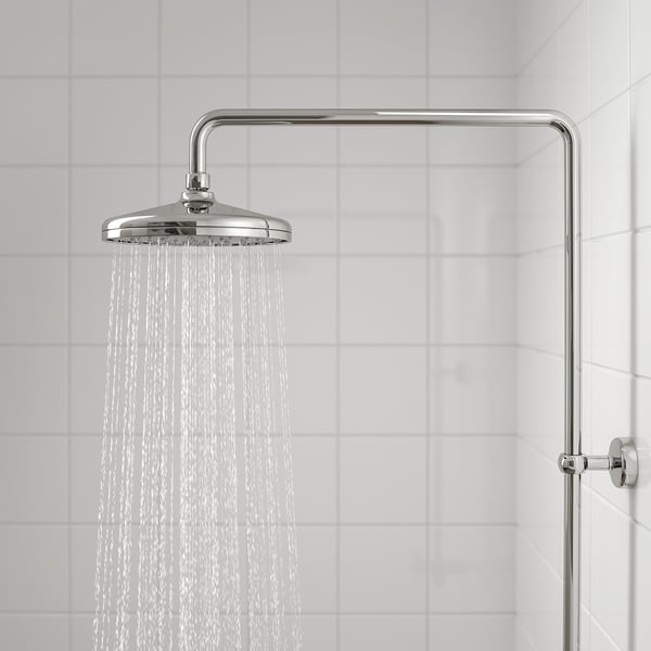 Moderne bruser med krom nedbørshoved og omskifter.