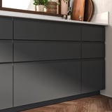 Mørkegrå moderne køkkenskabe, slanke og minimalistiske med mat finish og rene linjer.