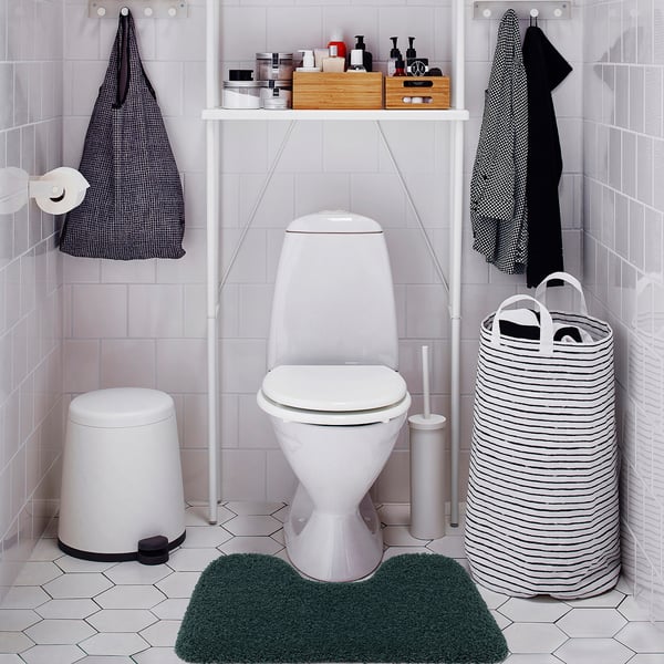 Neat bathroom with ALMTJÄRN mat, grey; soft, recycled polyester; fits well near white toilet.