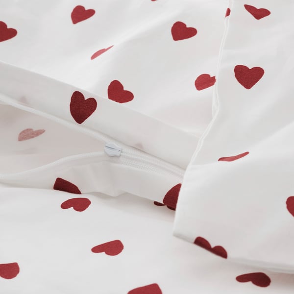 White baby duvet with red hearts, featuring a zip for easy use.