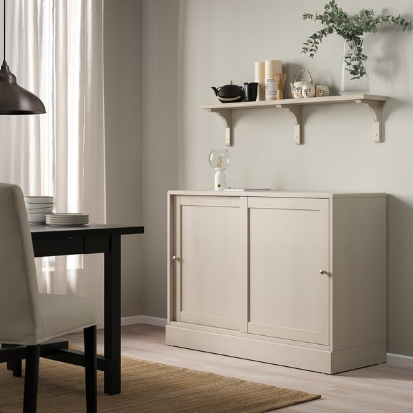 BERGSHULT shelf in light beige with varied decor, medium size.