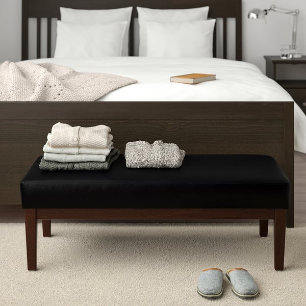 EKENÄSET black retro bench with towels, slippers, under large bed.