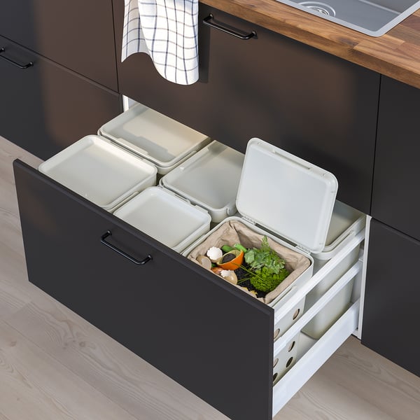 Waste sorting drawer with HÅLLBAR bins: 4 recycling, 1 compost, biodegradable bag.