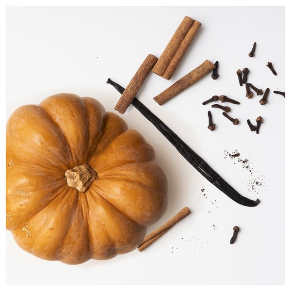 A pumpkin candle, HÖSTAGILLE, yellow, round, glass, with spices.