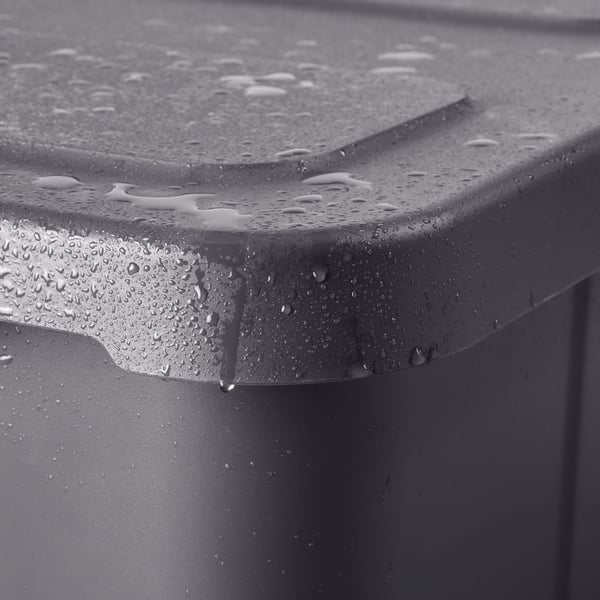 Close-up of water droplets on KLÄMTARE box lid showing waterproof edge detail.